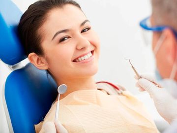 Mujer en control dental